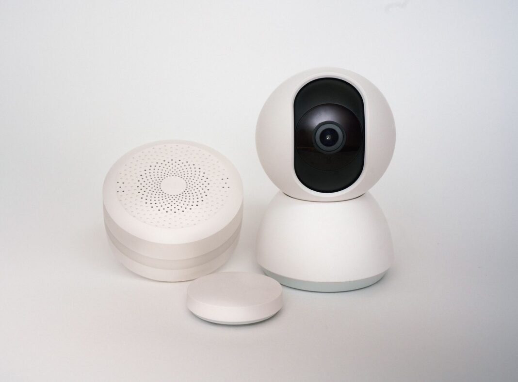 Nowoczesne białe czujniki smart home i kamera do monitoringu
