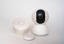 Nowoczesne białe czujniki smart home i kamera do monitoringu