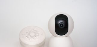 Jak wykorzystać czujniki jakości powietrza w łazience, by lepiej sterować wentylacją i ogrzewaniem Nowoczesne białe czujniki smart home i kamera do monitoringu