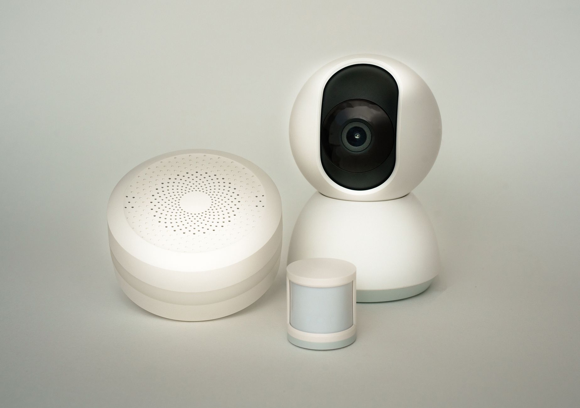 Nowoczesne urządzenia smart home z kamerą i czujnikami jakości powietrza