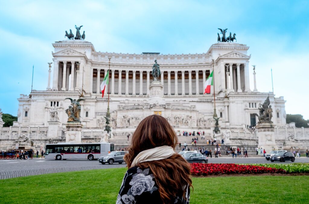 Kobieta podziwia pomnik Il Vittoriano w R